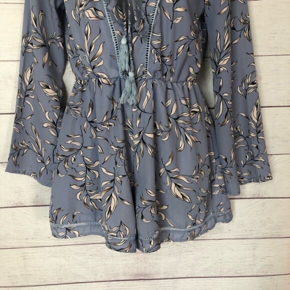 Boutique The Hanger Blue Floral V-Neck Bell Sleeve Romper S - Picture 5 of 12